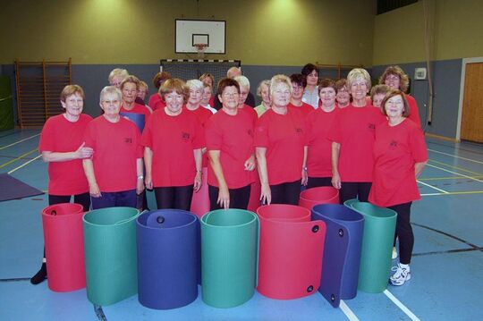 30 neue Boden-Gymnastikmatten konnte Anita Hoppe (Bild Mitte) mit ihrer Sparte Rückenschule für den ATS Bexhövede vom 1. Vorsitzenden Andre Kleen entgegen nehmen